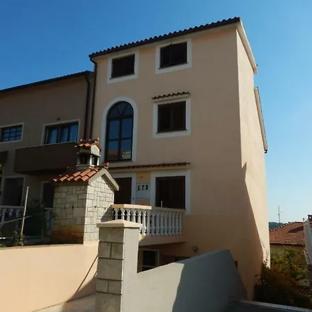 Daire Ivankovic*** *